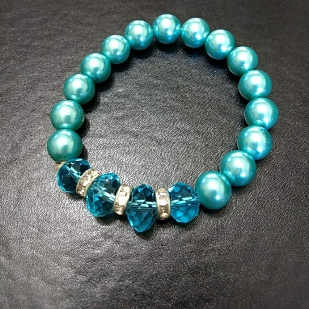 Blue bead and rhinestone stretch bracelet 6.75"